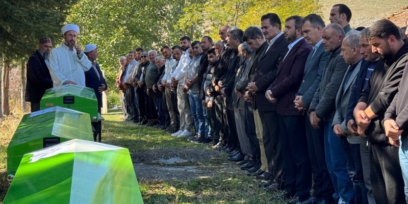 Pazardan mezara: 3 kardeş ve enişteleri yan yana defnedildi