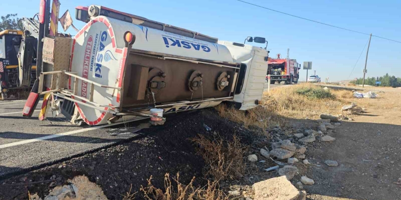Gaziantep’te devrilen yakıt tankerinin sürücüsü yaralandı: İtfaiye önlem aldı