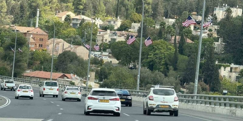 Tel Aviv’den Kudüs’e ziyaretçileri ABD bayrakları karşılıyor