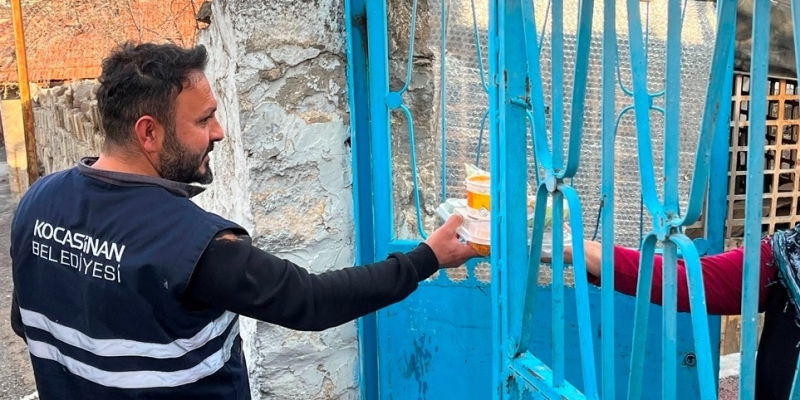 Kocasinan’da gönüller kazanılıyor: her gün 4 çeşit sıcak yemek evlere ulaşıyor