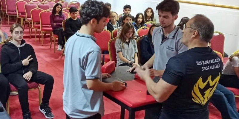 Öğrencilere bilek güreşinin incelikleri anlatıldı