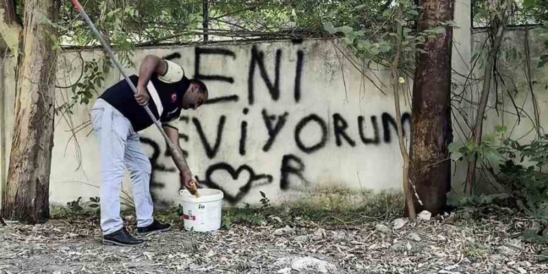 Sevdasını duvara yazan vatandaşa, belediye personelinin "Seviyorsan git konuş" mesajı tebessüm ettirdi