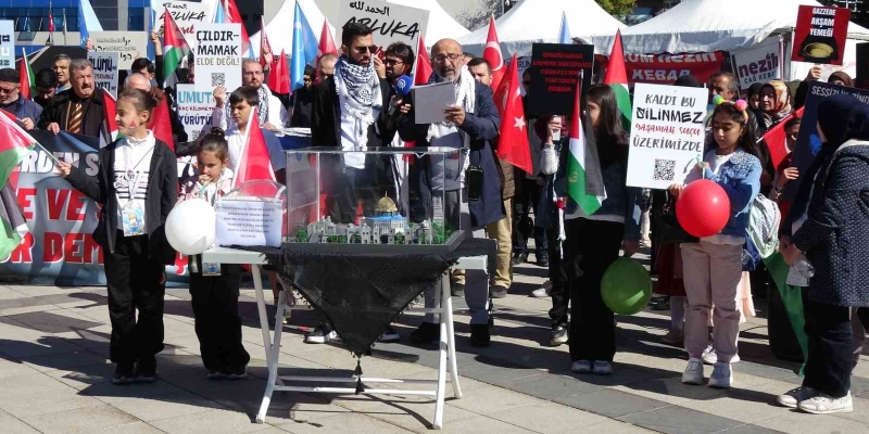 Sağlık çalışanları Gazze için 100. haftada sessiz yürüyüşlerini sürdürdü