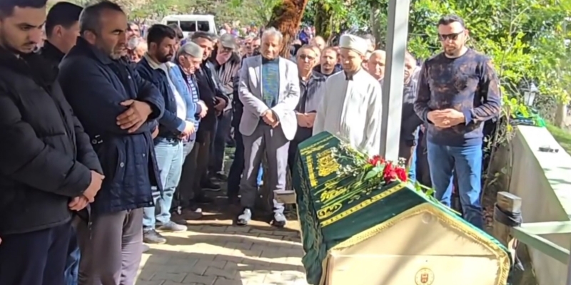 Sahnede kalp krizi geçiren Giresunlu sanatçı son yolculuğuna uğurlandı