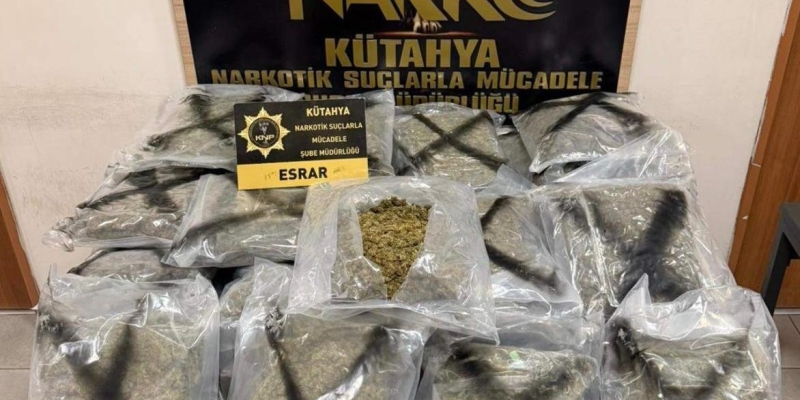 Kütahya’da bir kamyonda 33 kilo esrar ve 6,55 gram kokain ele geçirildi, 3 şüpheli tutuklandı