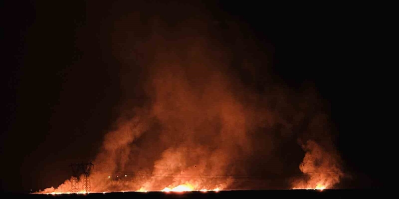 Hakkari’de kuş cenneti Nehil Sazlığı’ndaki yangın köyleri tehdit ediyor