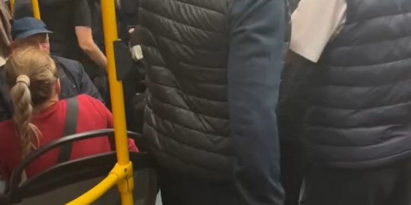 Alkollü olduğu iddia edilen kişi metroyu birbirine kattı