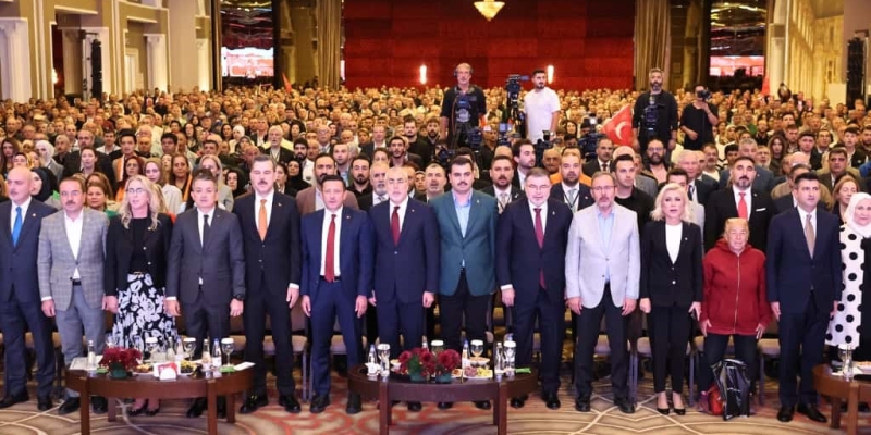 Bakan Işıkhan: "İzmir’in dağlarında çiçekler değil, çöp yığınları büyüyor"
