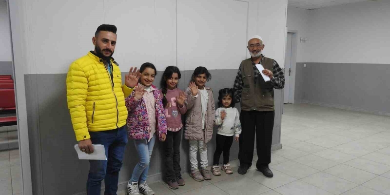 Suriyelilerin ülkelerine dönüşleri gece geç saatlerde de devam ediyor