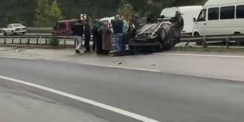 D-100’de sürücüsünün kontrolünden çıkan otomobil takla attı: 1 yaralı