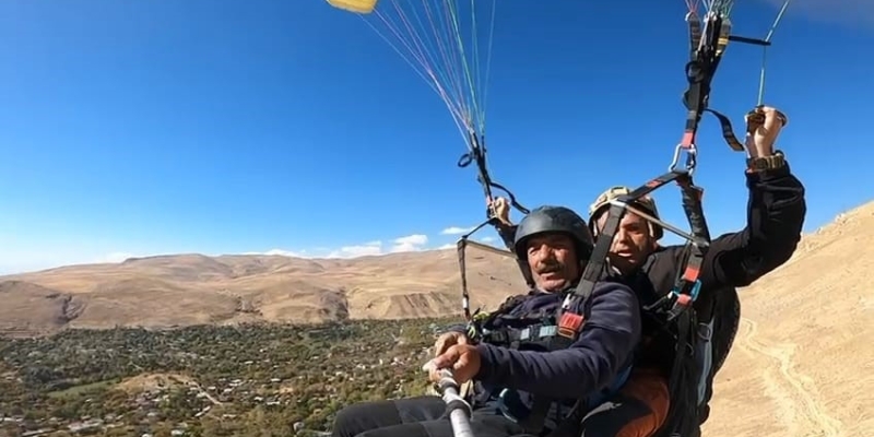 Adilcevaz semalarında yamaç paraşütü heyecanı