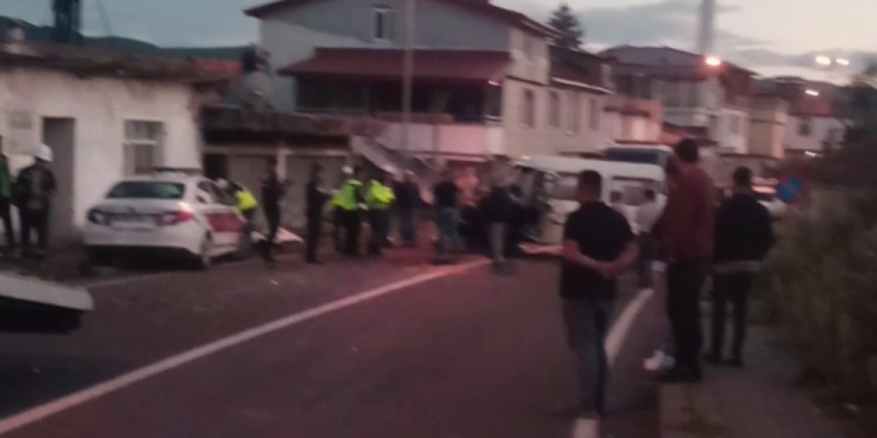Ordu’da çekici kamyonet ile minibüs kafa kafaya çarpıştı: 3 yaralı