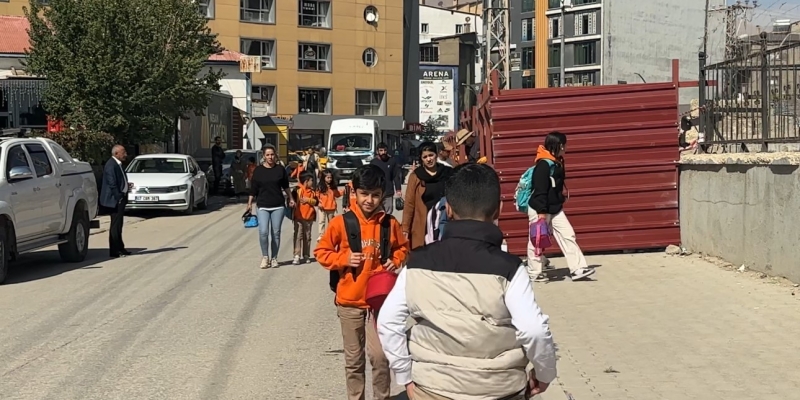 Okul yolundaki kaldırımın kapatılmasına tepki: "Kaldırımı öğrencilere açın"