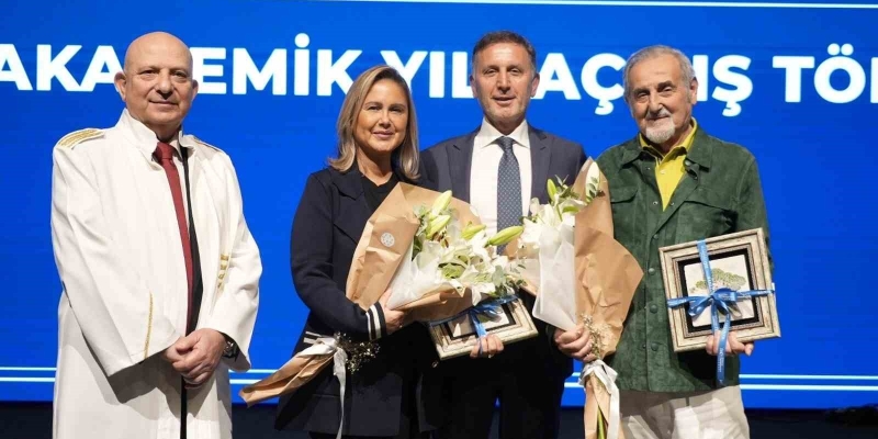 ’Devrimin Rengi’ sergisi İstinye Üniversitesi’nde sanatseverlerle buluştu