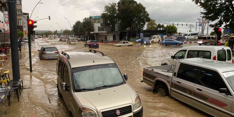 Giresun’da sağanak yağış hayatı felç etti