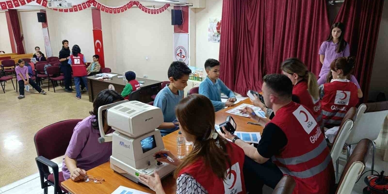 Siirt’te ortaokul öğrencilerine göz sağlığı taraması