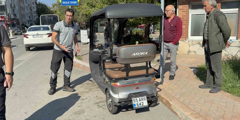 Motorlu bisiklet, yayaya yol veren otomobile çarptı: 1 yaralı