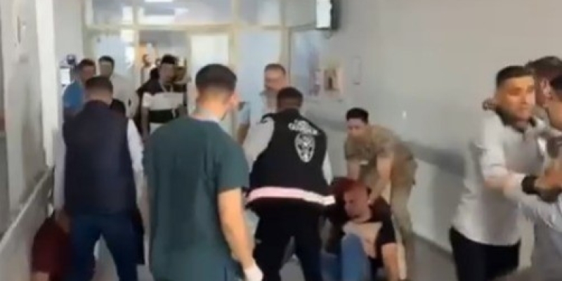 Şanlıurfa’da hastane acilinde tekme tokat kavga kamerada