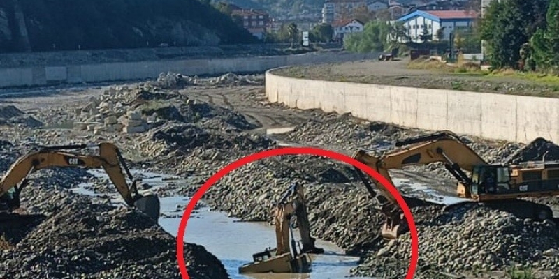 Ayancık Çayı’nda iş makinesi suya gömüldü