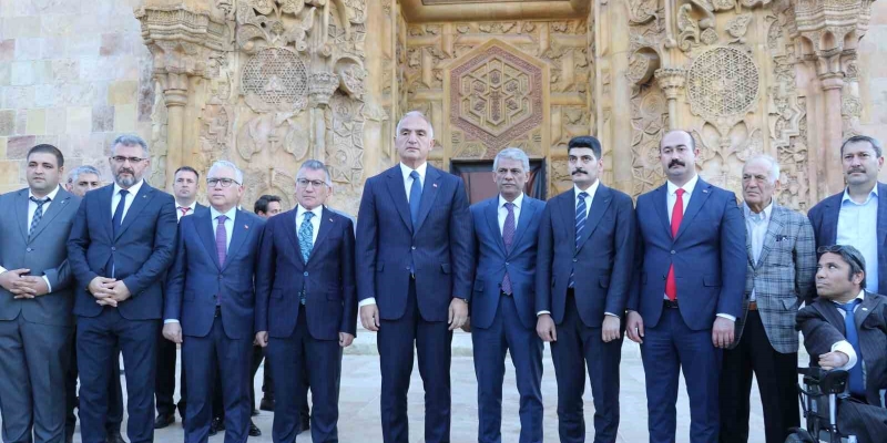Bakan Ersoy, Divriği Ulu Camii ve Darüşşifası’nı ziyaret etti, tescilli Divriği pilavından tattı