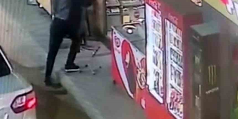 Cam kapıyı fark etmedi, kafasını çarpıp yere savruldu