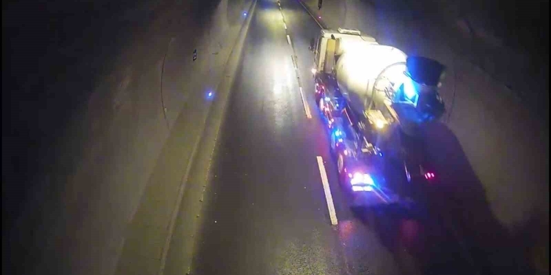 Cumhurbaşkanı Erdoğan’ın Rize’de konvoyunun geçeceği tünelde trafik polisleri olası kazayı önledi