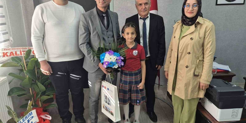 50 metre serbest yüzmede Türkiye rekoru kıran öğrenci ödüllendirildi