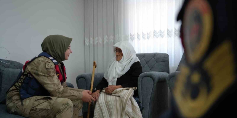 97 Yaşındaki Rabiye ninenin asker sevgisi: "Biz Türk’üz, onlar benim evladım"