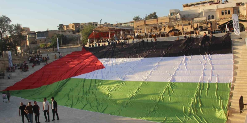Şanlıurfa’da İsrail’in saldırıları dev Filistin bayrağıyla protesto edildi