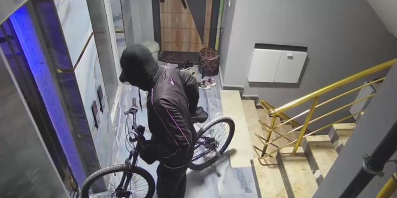 Yüzü maskeli bisiklet hırsızı kameraya yakalandı