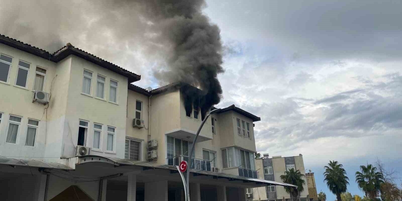 Antalya’da apartman dairesi alev alev yandı