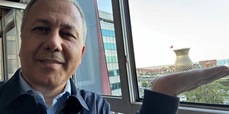 Yerlikaya da akıma uydu, dev bardakla poz verdi