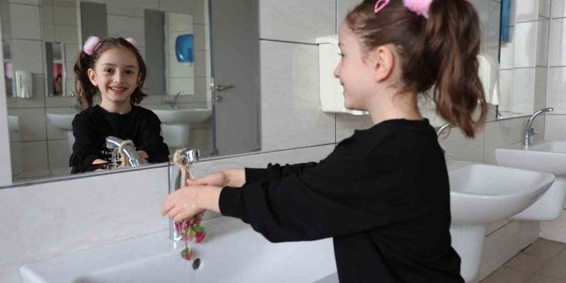 Çocuklarda el yıkamaya teşvik etmek için meyve şeklinde sabun tasarladı