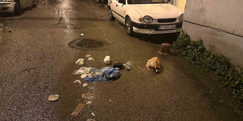 Sinop’ta sokağa bırakılan çöpler tepki çekti