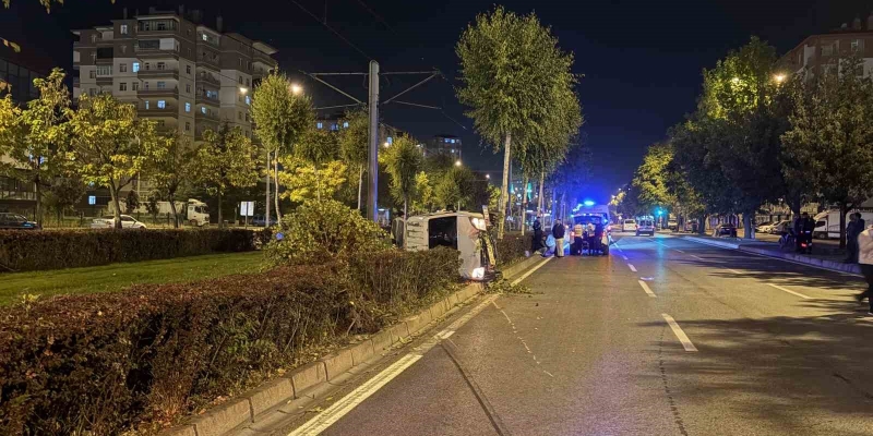 Ağacı devirip, yan yatan araçtan burunları bile kanamadan çıktılar