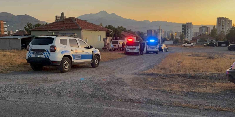 Kar maskeli saldırganlar baba ve oğlunu vurdu: 2 yaralı