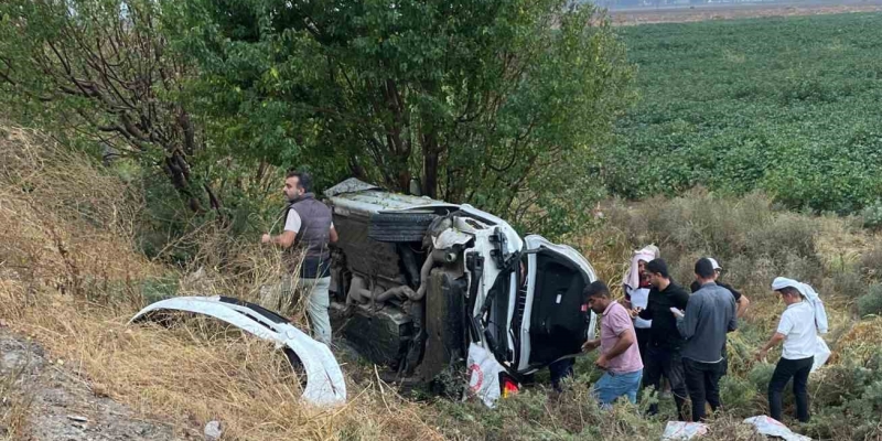Takla atıp şarampole devrilen genç sürücü hayatını kaybetti