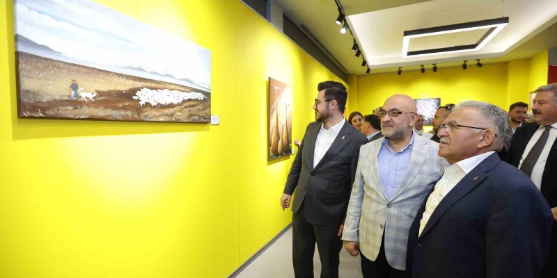 Büyükkılıç, Neşe Özhaseki’nin Renklerin Dili Resim Sergisi’nin açılışına katıldı