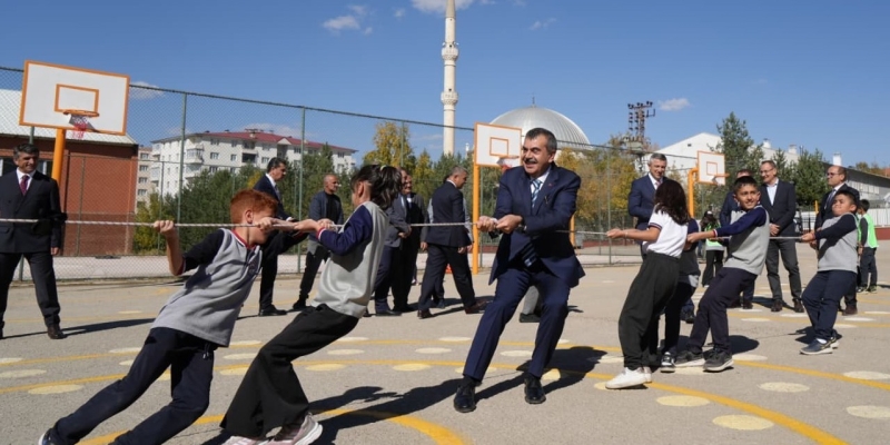 Milli Eğitim Bakanı Tekin, çocukların ip çekme yarışına katıldı, onlarla yakan top oynadı