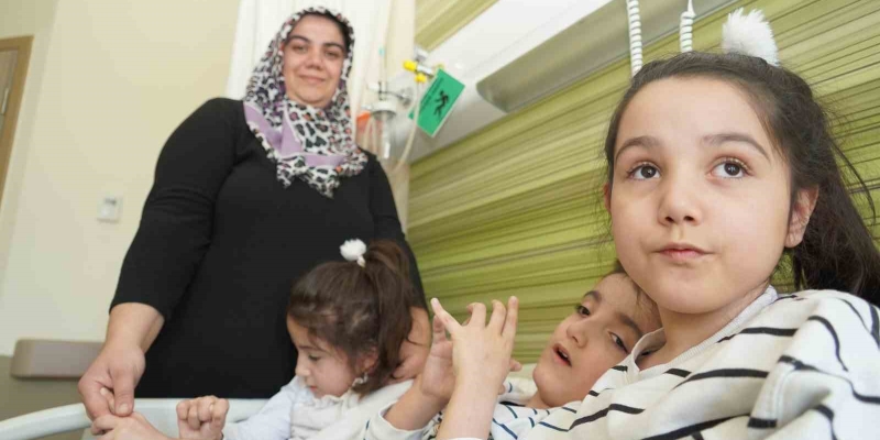 ’Serebral palsi’ hastası üçüzler annelerinin şefkatiyle iyileşiyor