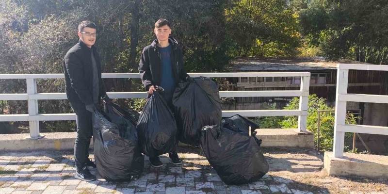 Gümüşhane’de üniversite öğrencileri Harşit Çayı’nı çöplerden arındırdı