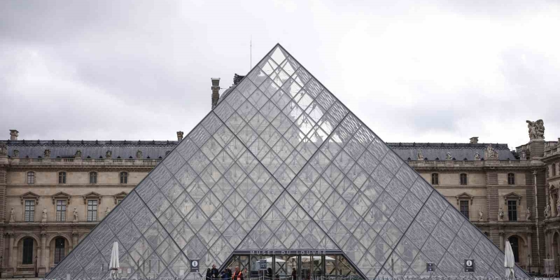 Louvre Müzesi’nden çalınan mücevherlerin değeri 88 milyon euro