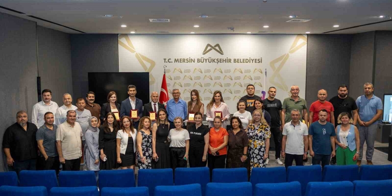 Mersin’de görevde yükselen personele plaket ve teşekkür belgesi