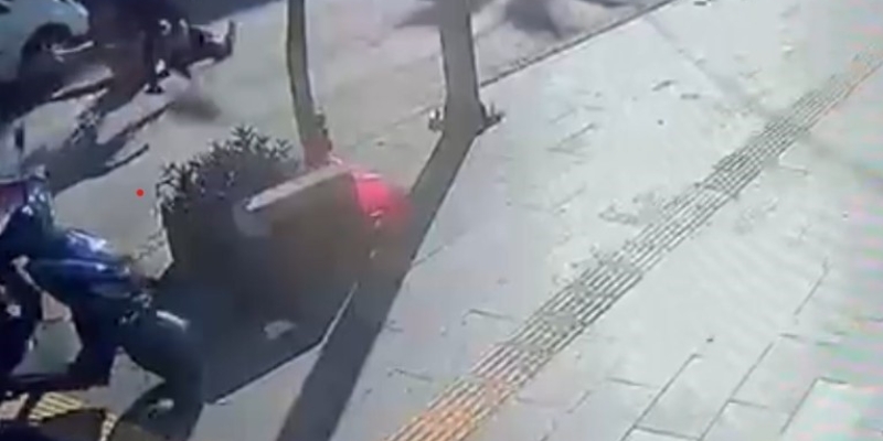 Yaya geçidinden geçen Alman aileye otomobil çarptı: 1 yaralı