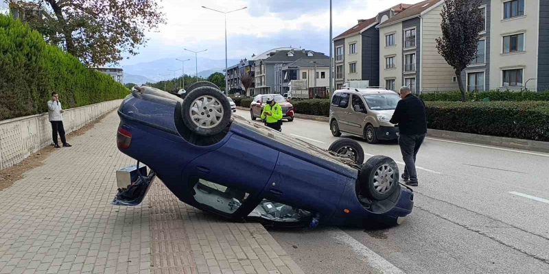 Kaza yapan otomobil takla atarak ters durdu: 1 yaralı