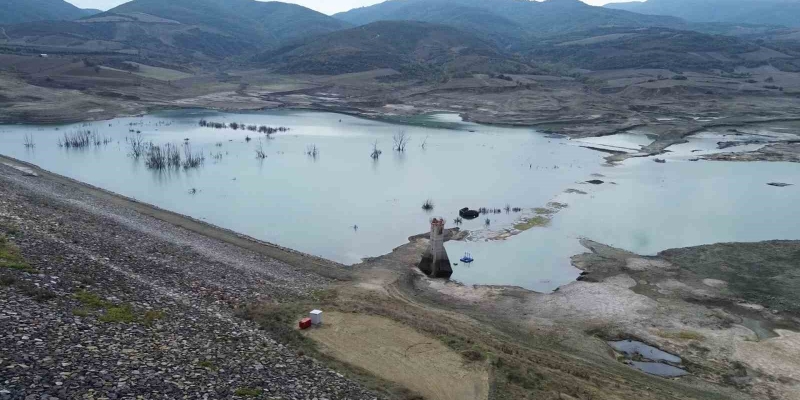 Tekirdağ’da Naip Barajı ölü hacme indi, sular çekildi adacıklar oluştu